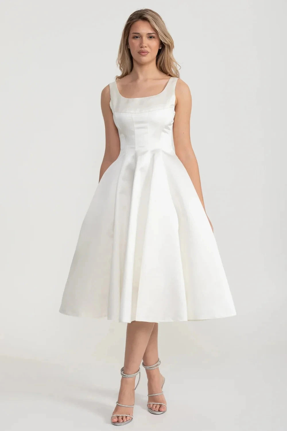 Elegant A-Line Sleeveless Dress With Tailored Bodice And Graceful Flar