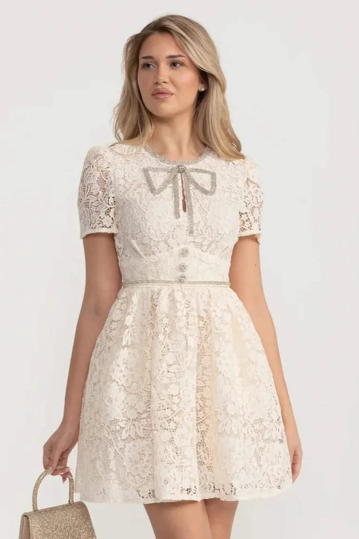 Short Sleeved Lace Dress With Rounded Neckline And Decorative Bow - Ivoire
