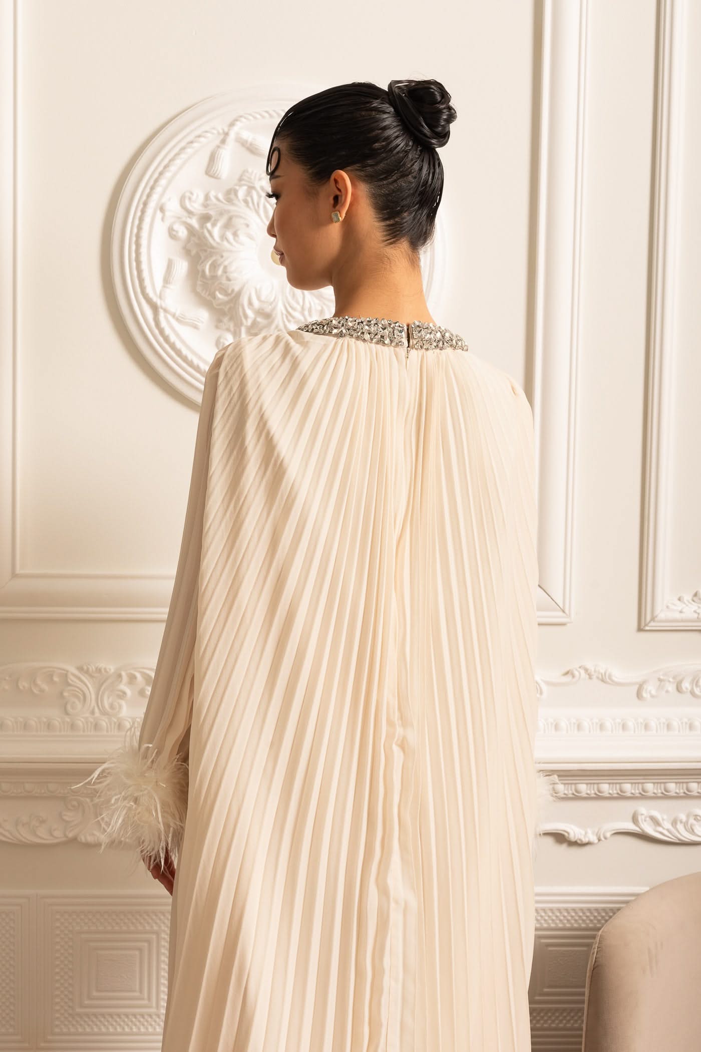 Pleated Long Dress With Feathered Cuffs And Sparkling Neckline - Ivoire