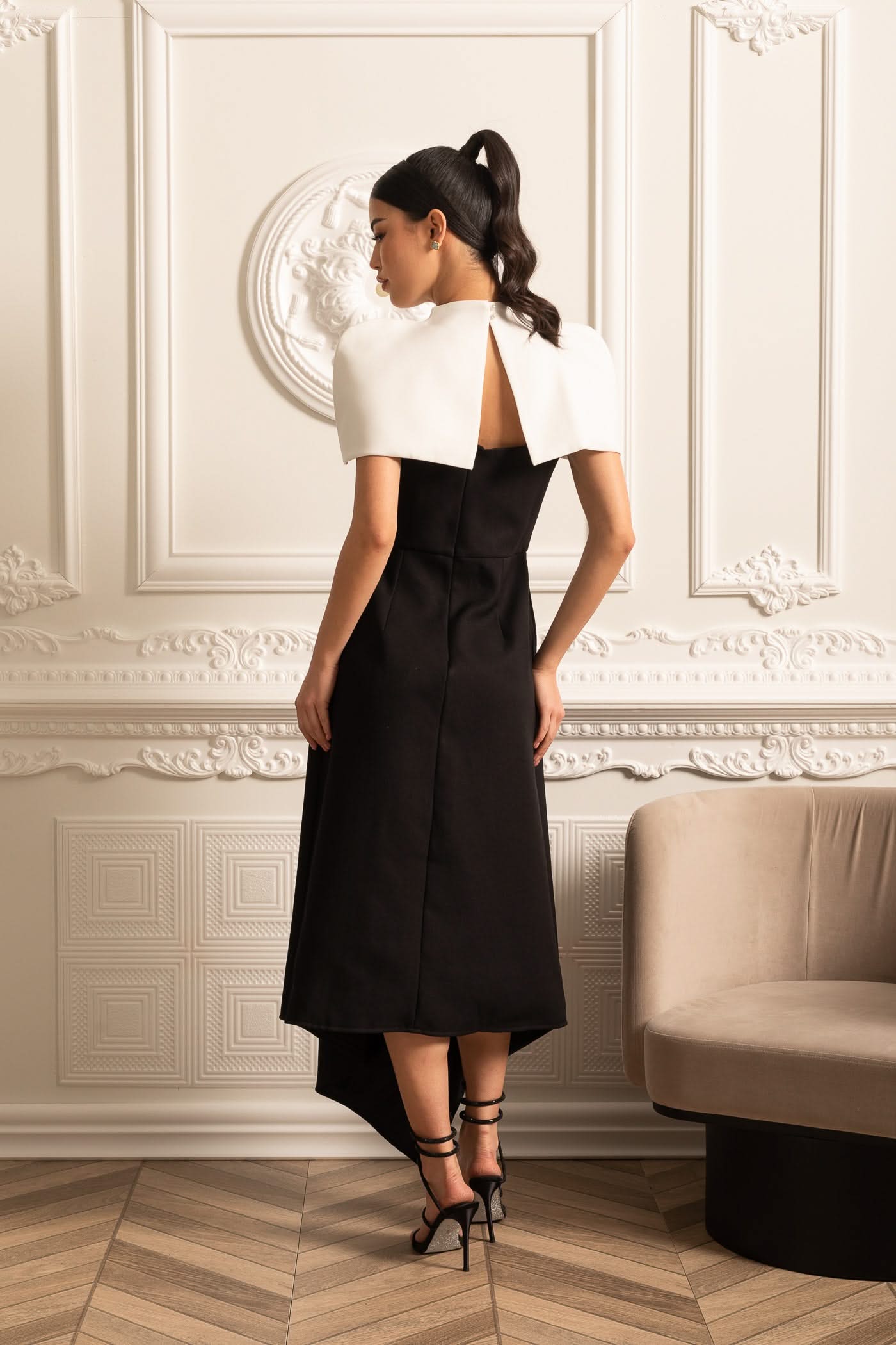 Elegant Asymmetrical Dress With Contrasting White Detachable Capelet - Black