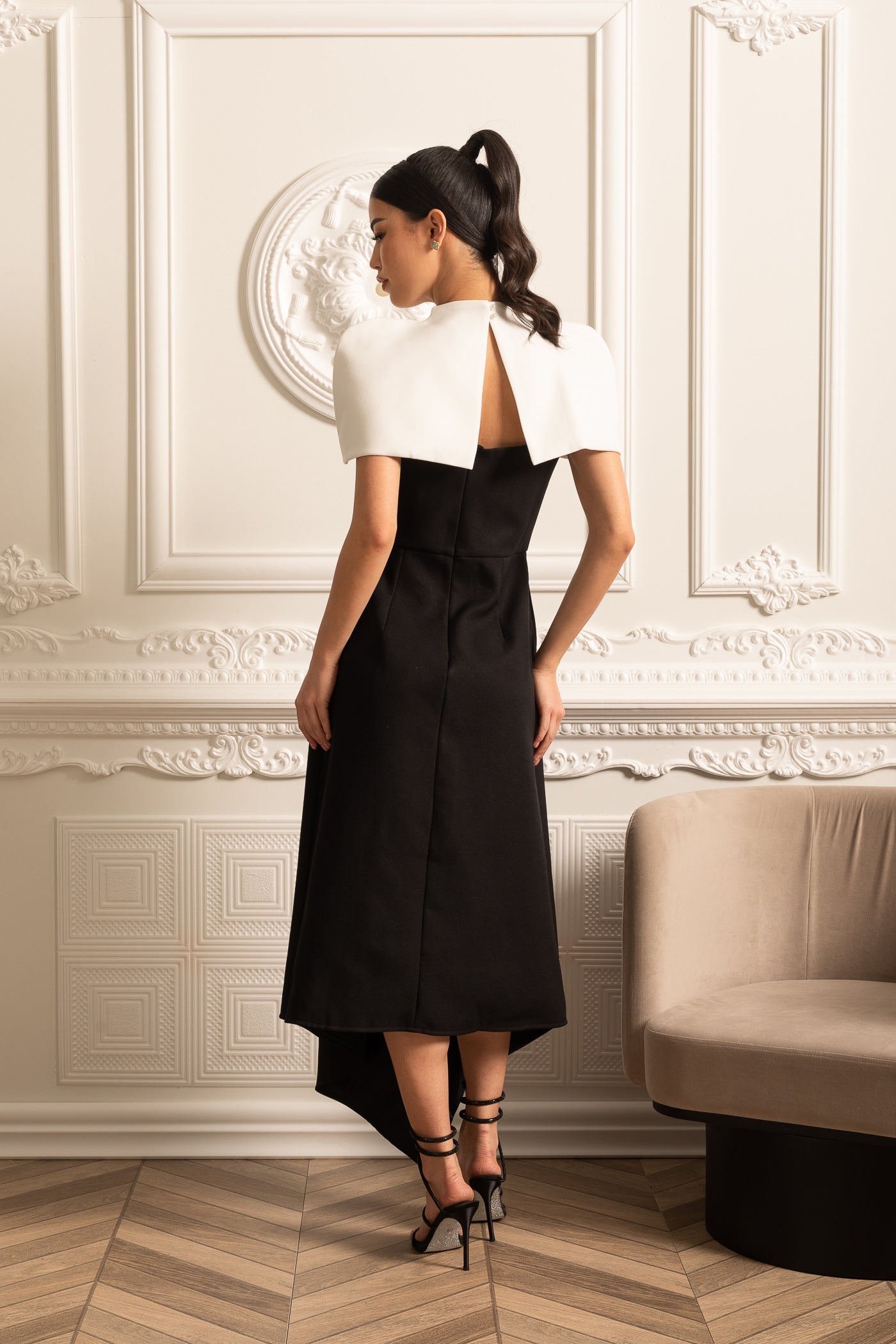 Elegant Asymmetrical Dress With Contrasting White Detachable Capelet - Black