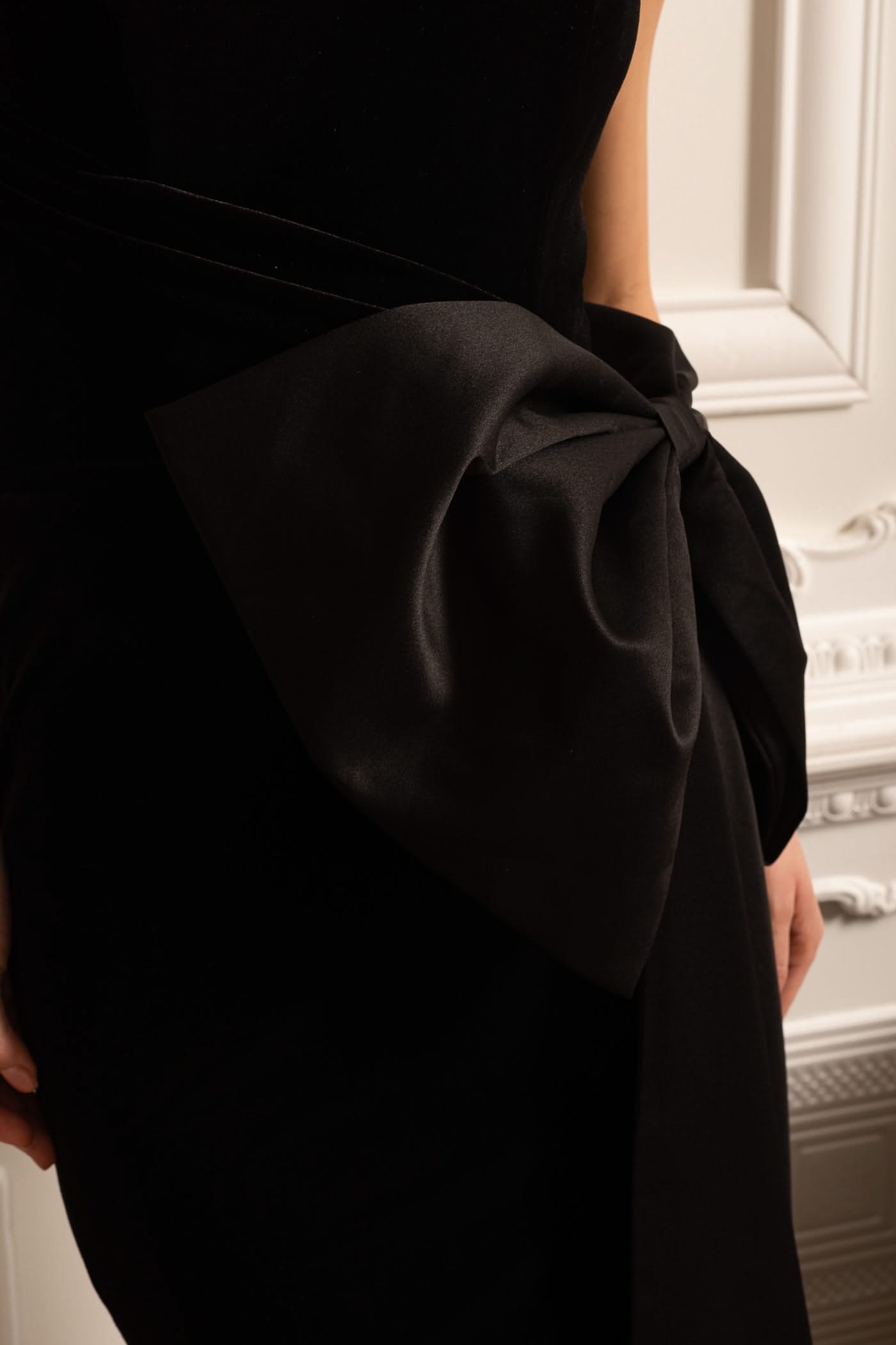 Elegant Strapless Dress With Draped Satin Bow - Black