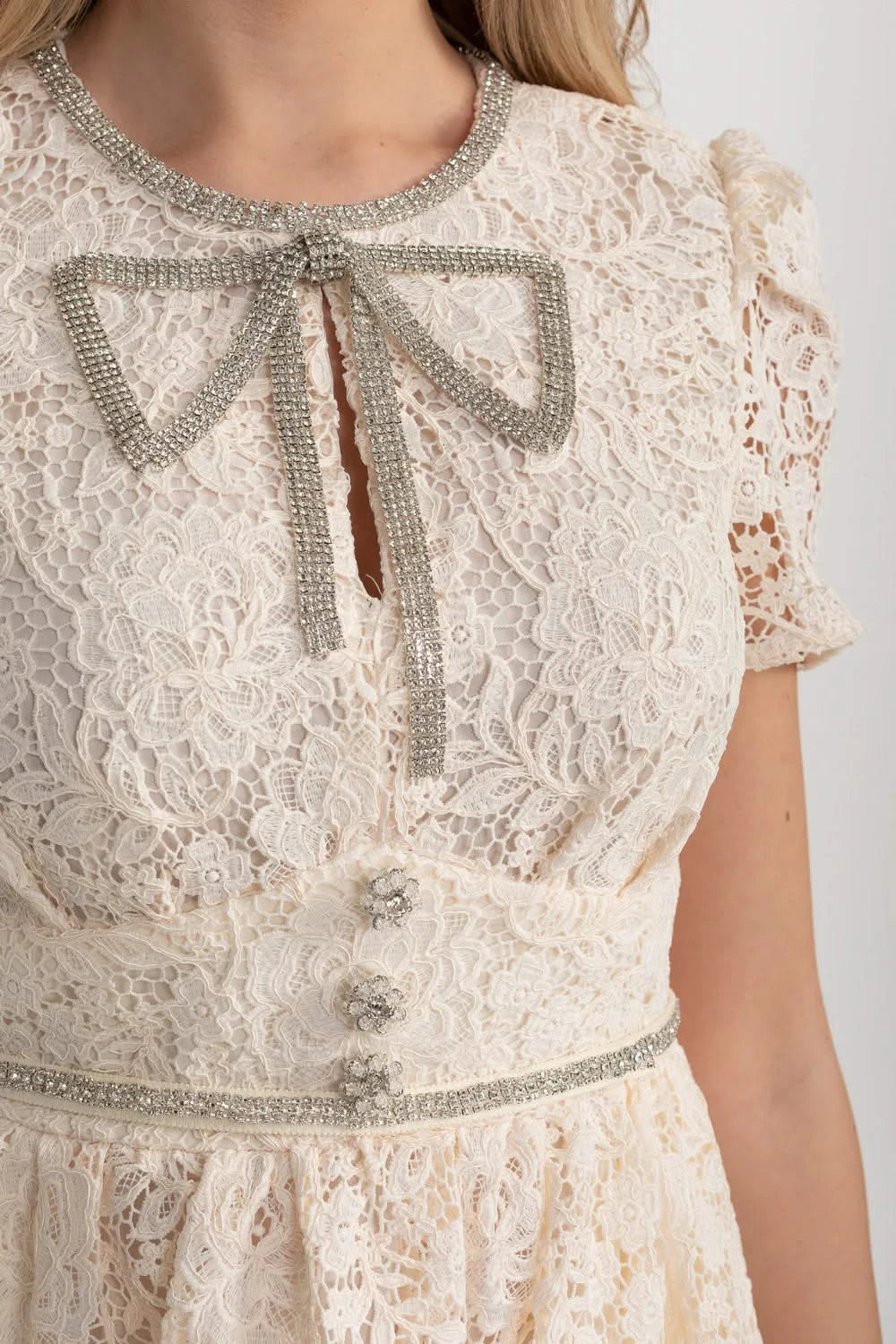 Short Sleeved Lace Dress With Rounded Neckline And Decorative Bow - Ivoire