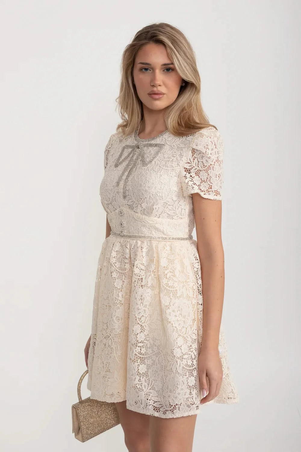 Short Sleeved Lace Dress With Rounded Neckline And Decorative Bow - Ivoire