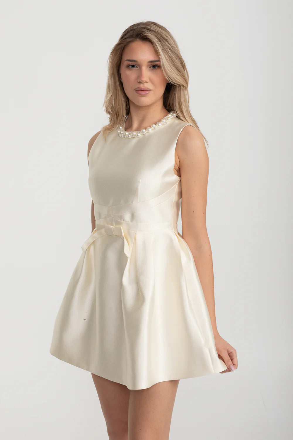 Elegant Fitted Dress With Pearl-Embellished Round Neckline And Bow Waistline Accent - Ivoire