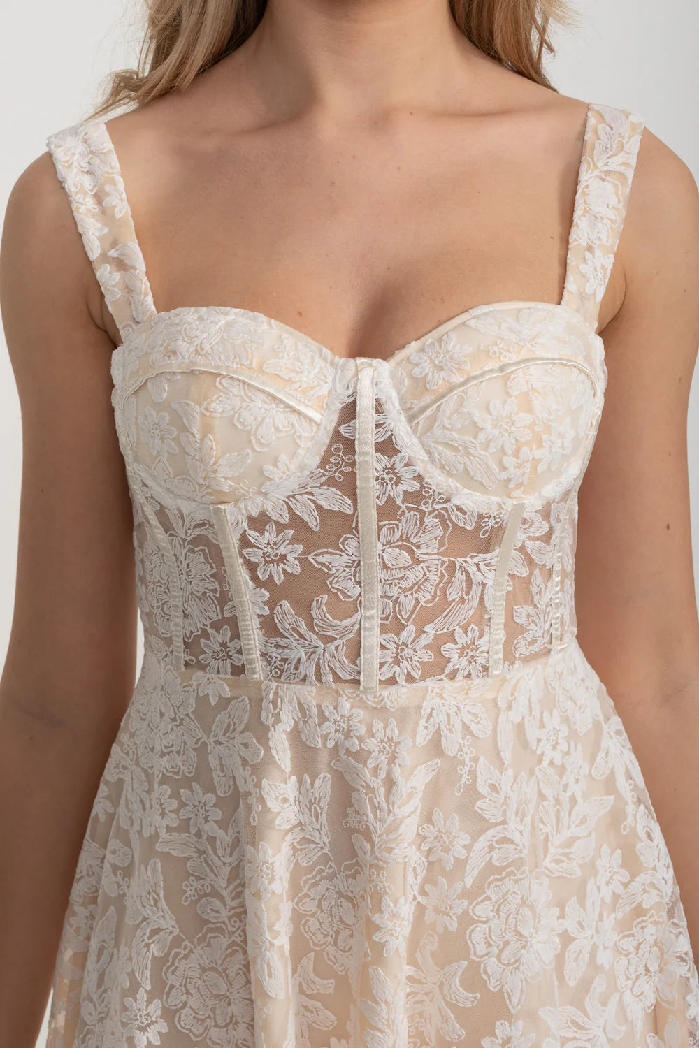 Elegant Lace Dress With Fitted Bodice And Delicate Floral Patterns - Ivoire