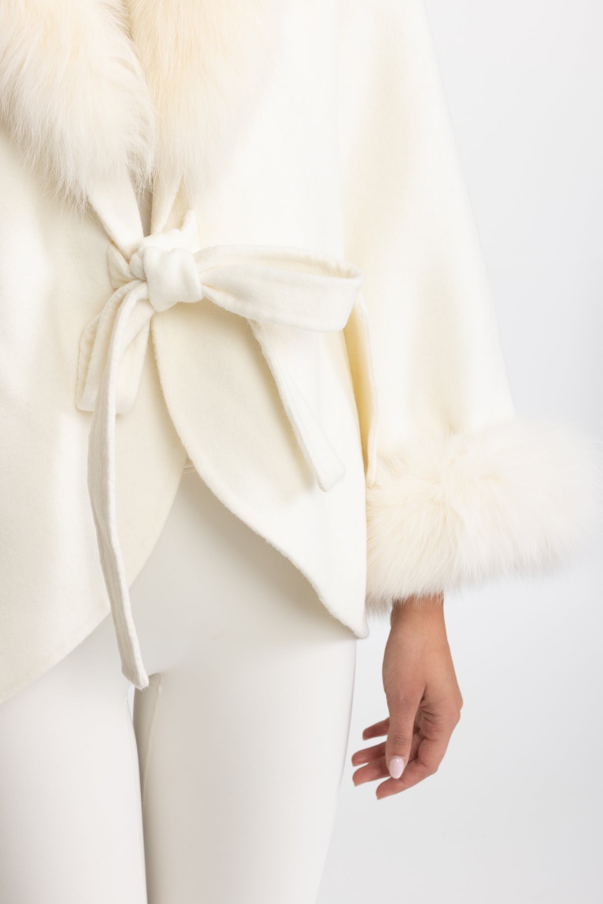 Cashmere Coat With Oversized Fox Fur Collar - Off White