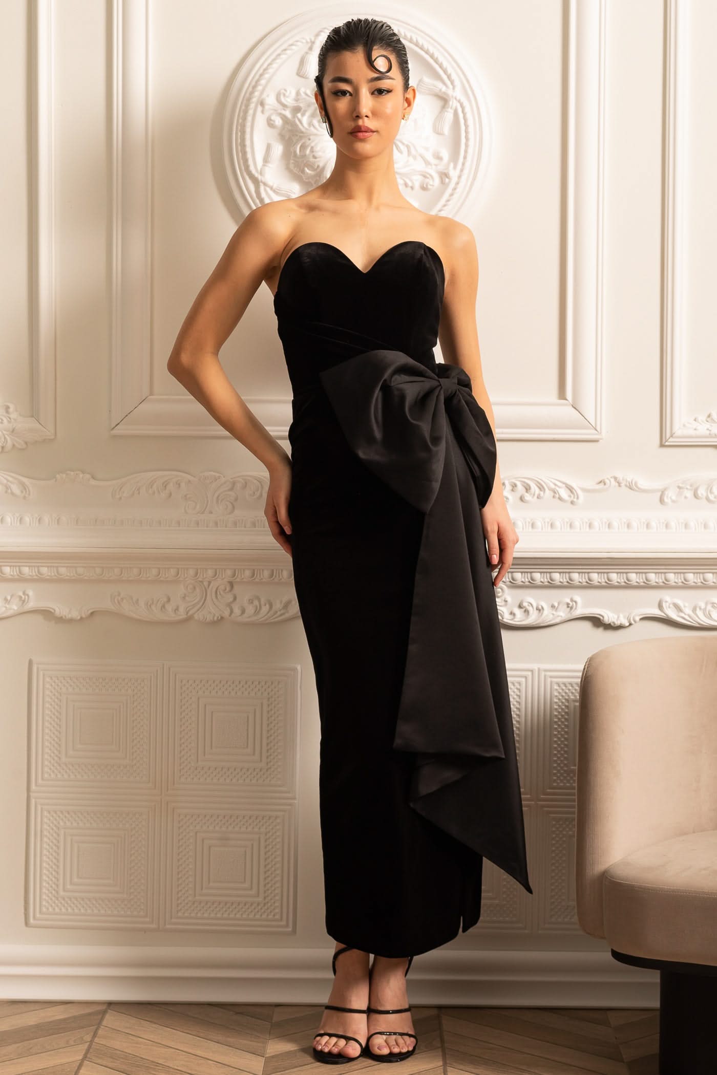 Elegant Strapless Dress With Draped Satin Bow - Black