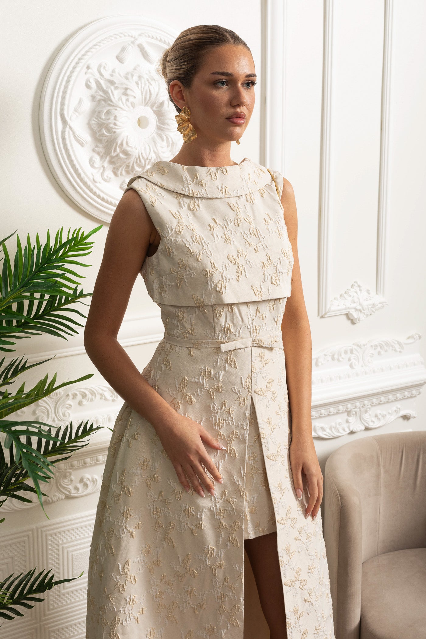 Floral Embroidered Sleeveless Dress With High Neckline And Front Slit - Ivoire