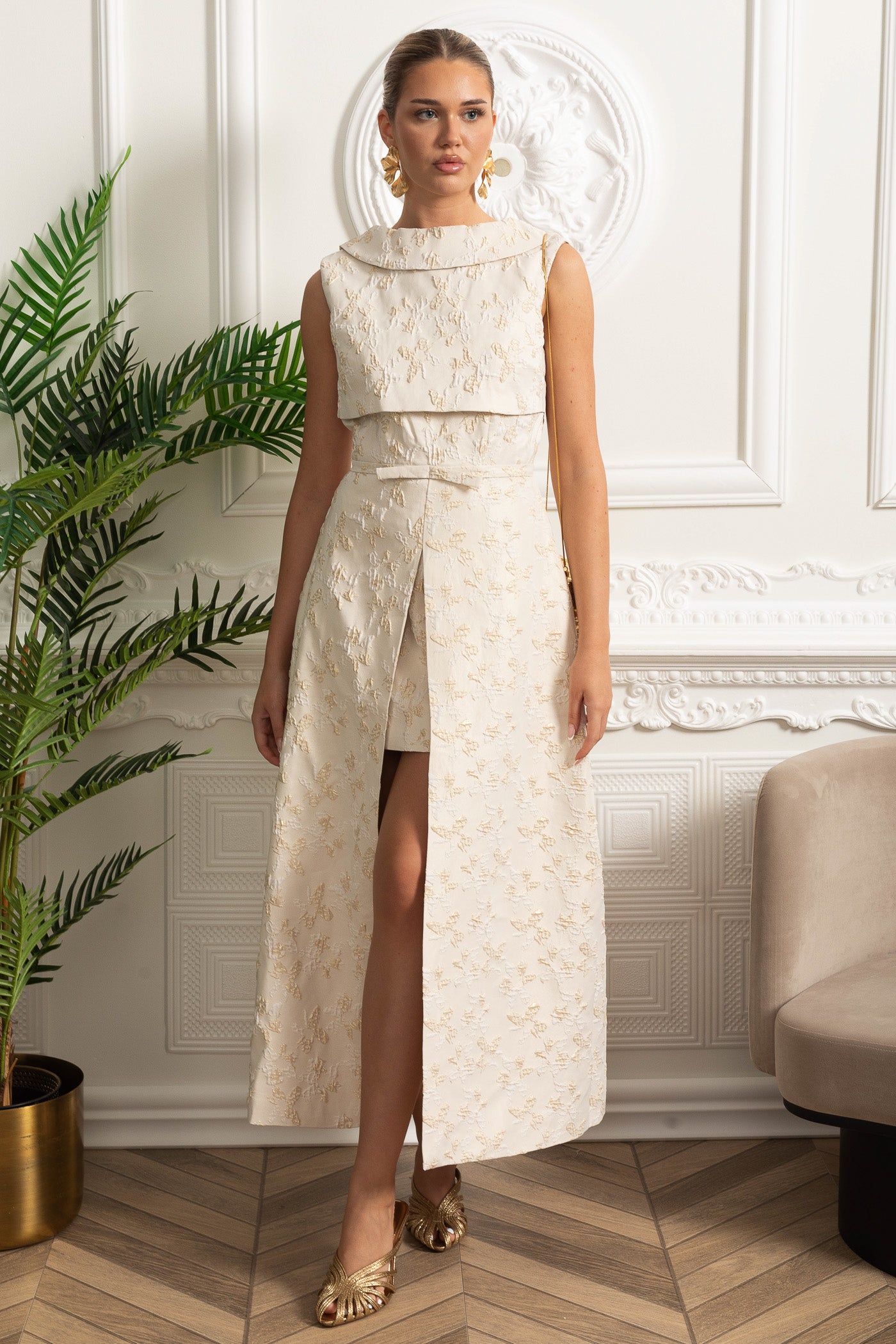 Floral Embroidered Sleeveless Dress With High Neckline And Front Slit - Ivoire