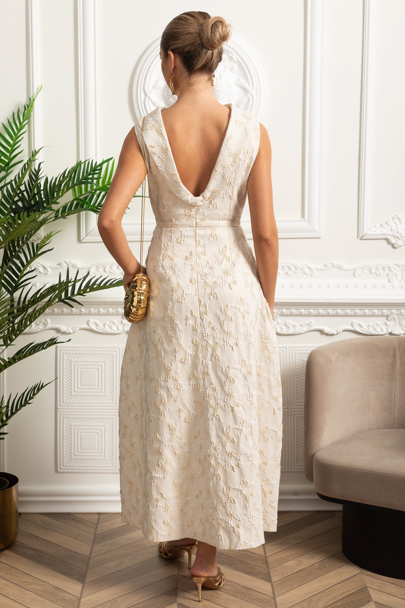 Floral Embroidered Sleeveless Dress With High Neckline And Front Slit - Ivoire
