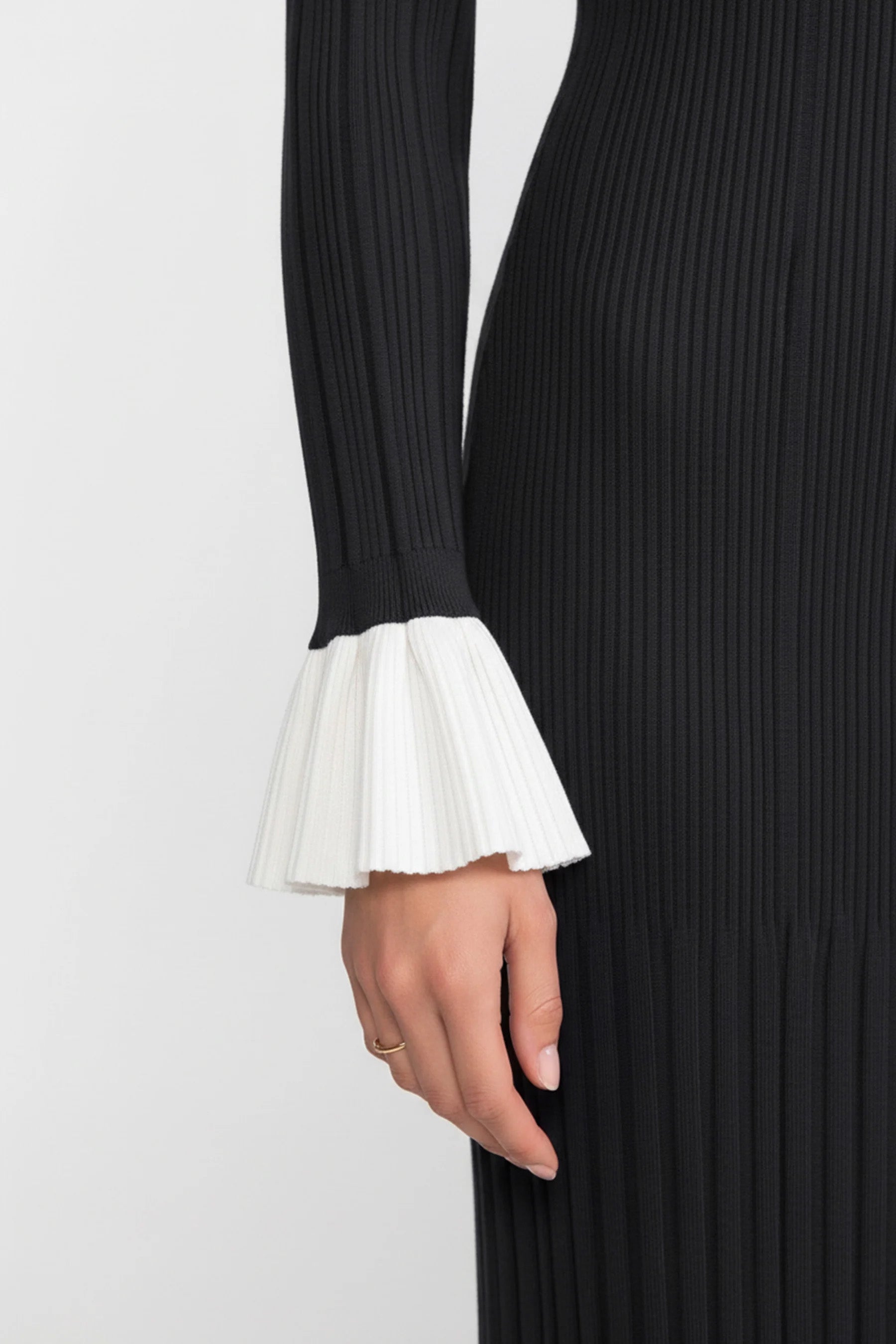 Long-Sleeve Button-Front Pleated Knit Maxi Dress With Contrast Cuffs - Black