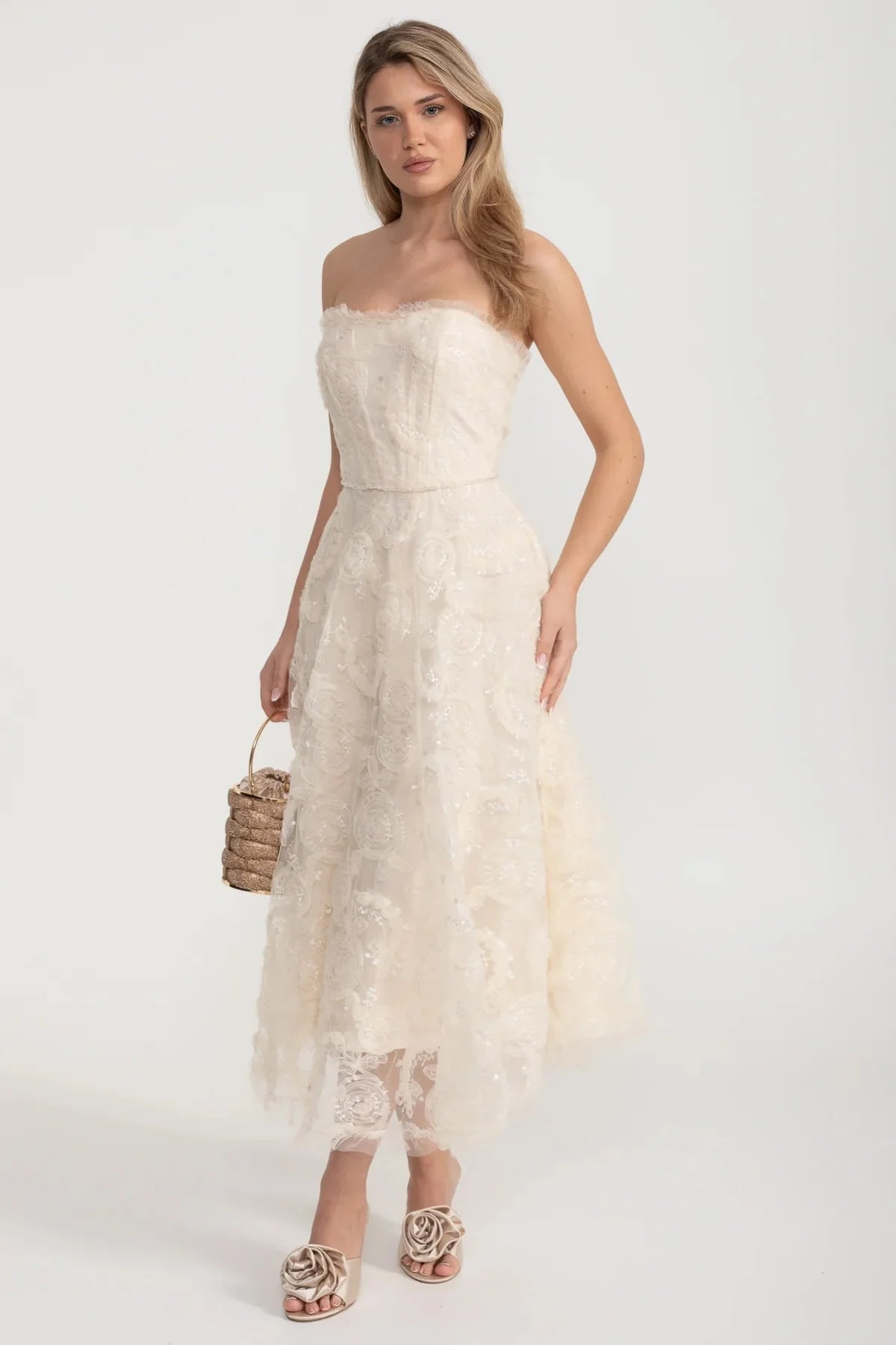 Strapless Lace Gown With Fitted Bodice And Floral Motif - Ivoire