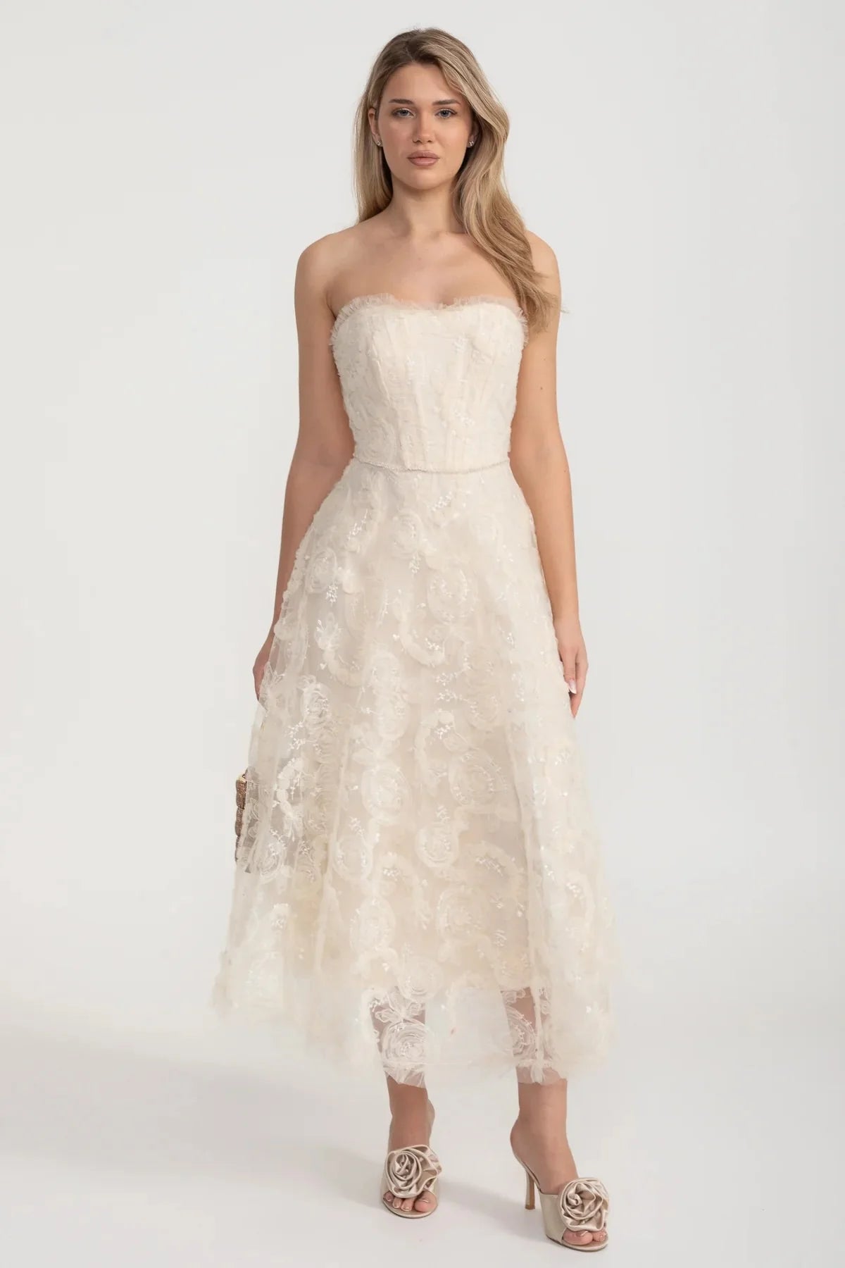 Strapless Lace Gown With Fitted Bodice And Floral Motif - Ivoire