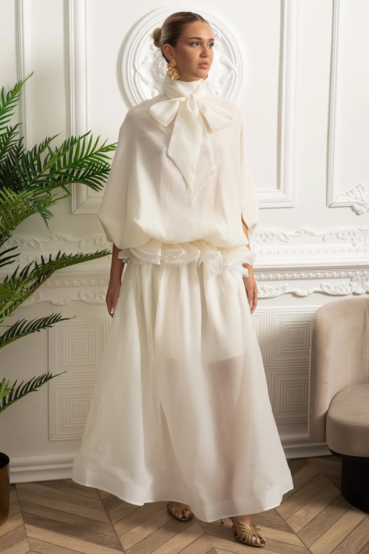 Organza Maxi Dress with Bow Collar and Voluminous Silhouette - Ivoire