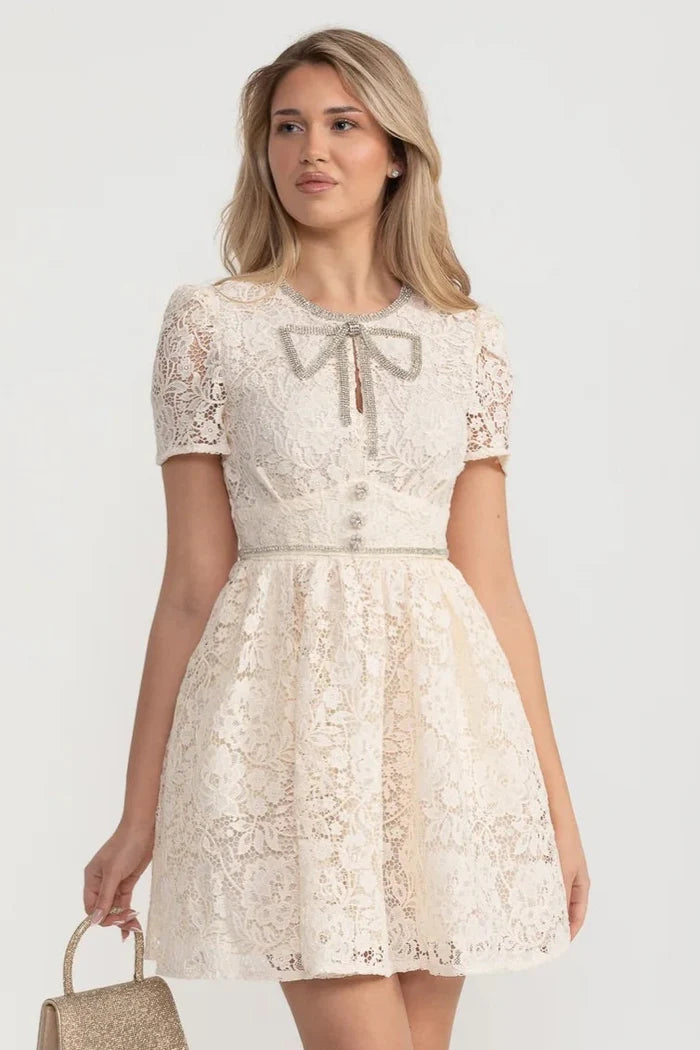Short Sleeved Lace Dress With Rounded Neckline And Decorative Bow - Ivoire