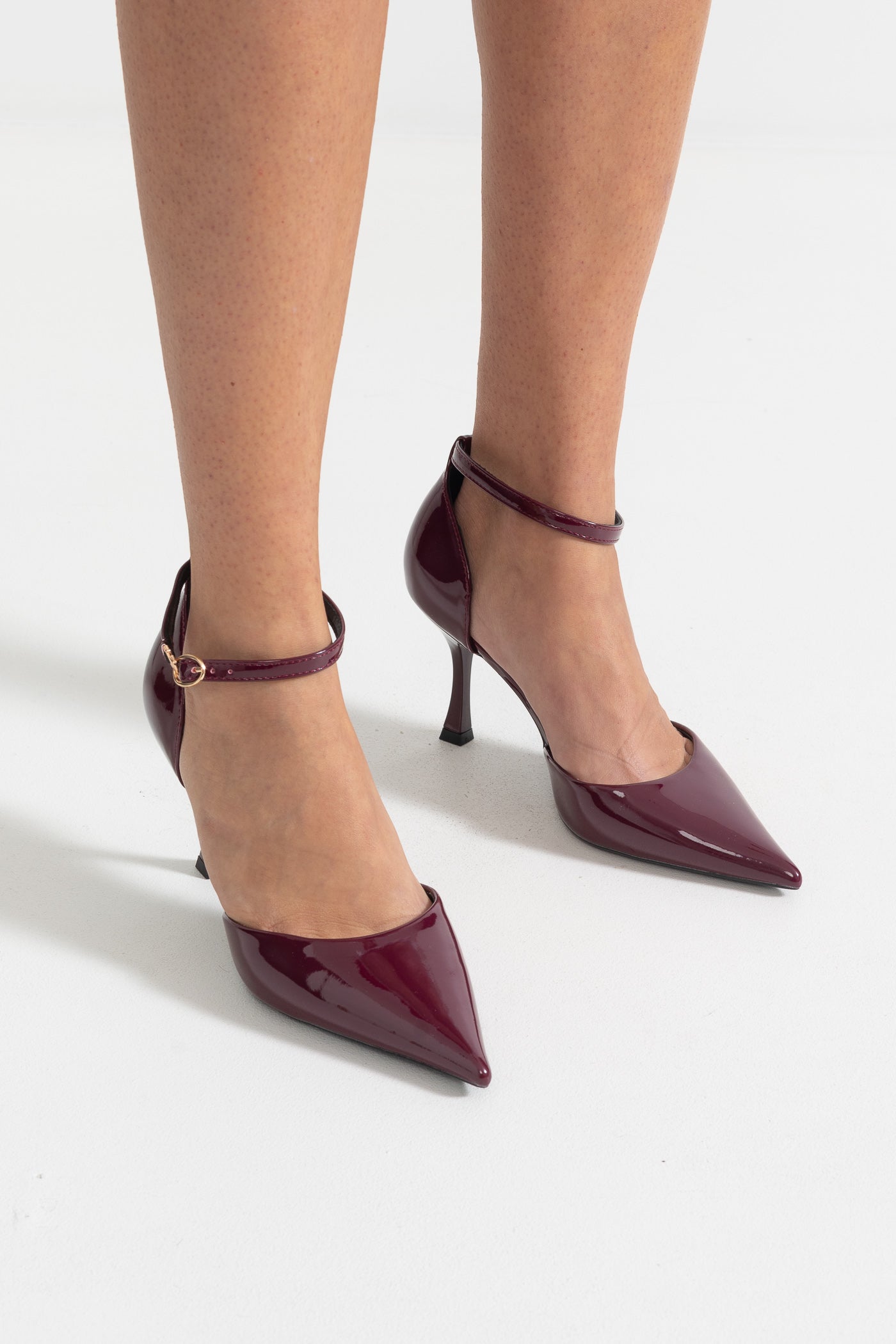 Glossy High-Heels With Pointed Toes - Burgundy