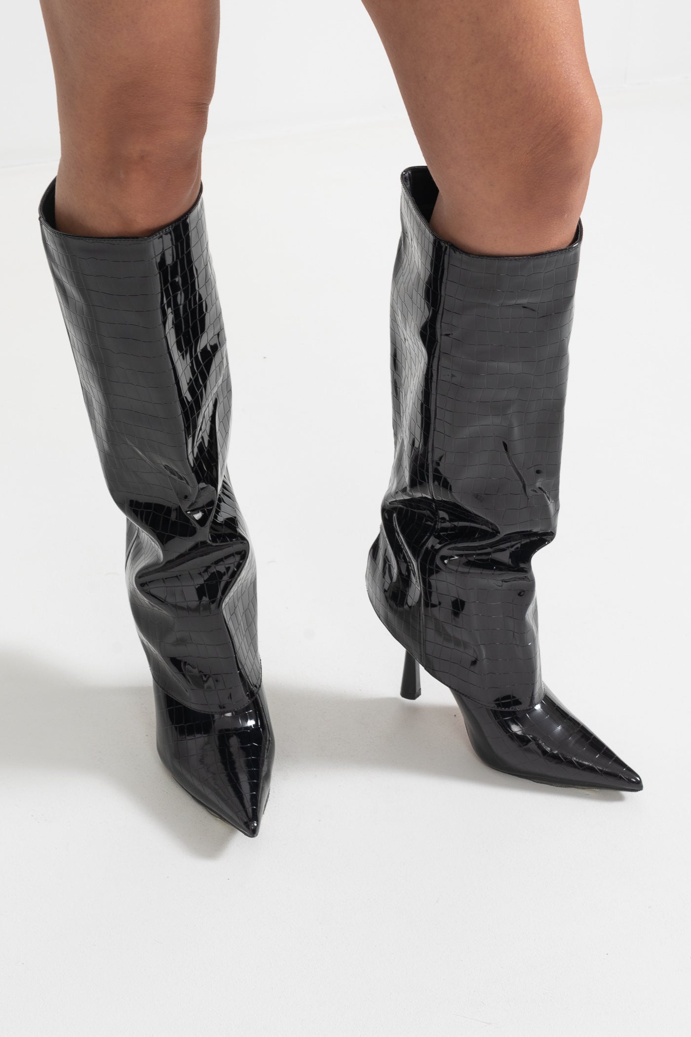 Knee-High Alligator Skin Pattern Pointed Boots - Black