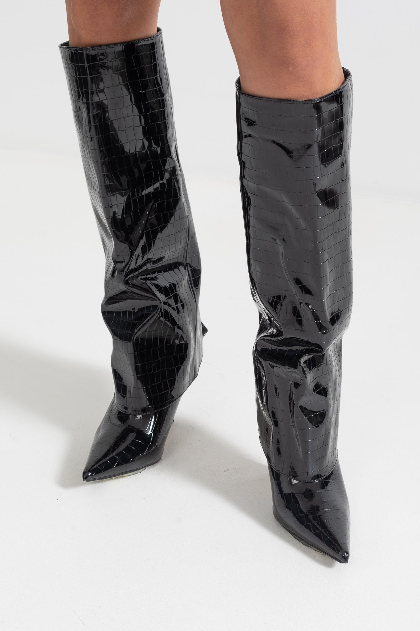 Knee-High Alligator Skin Pattern Pointed Boots - Black