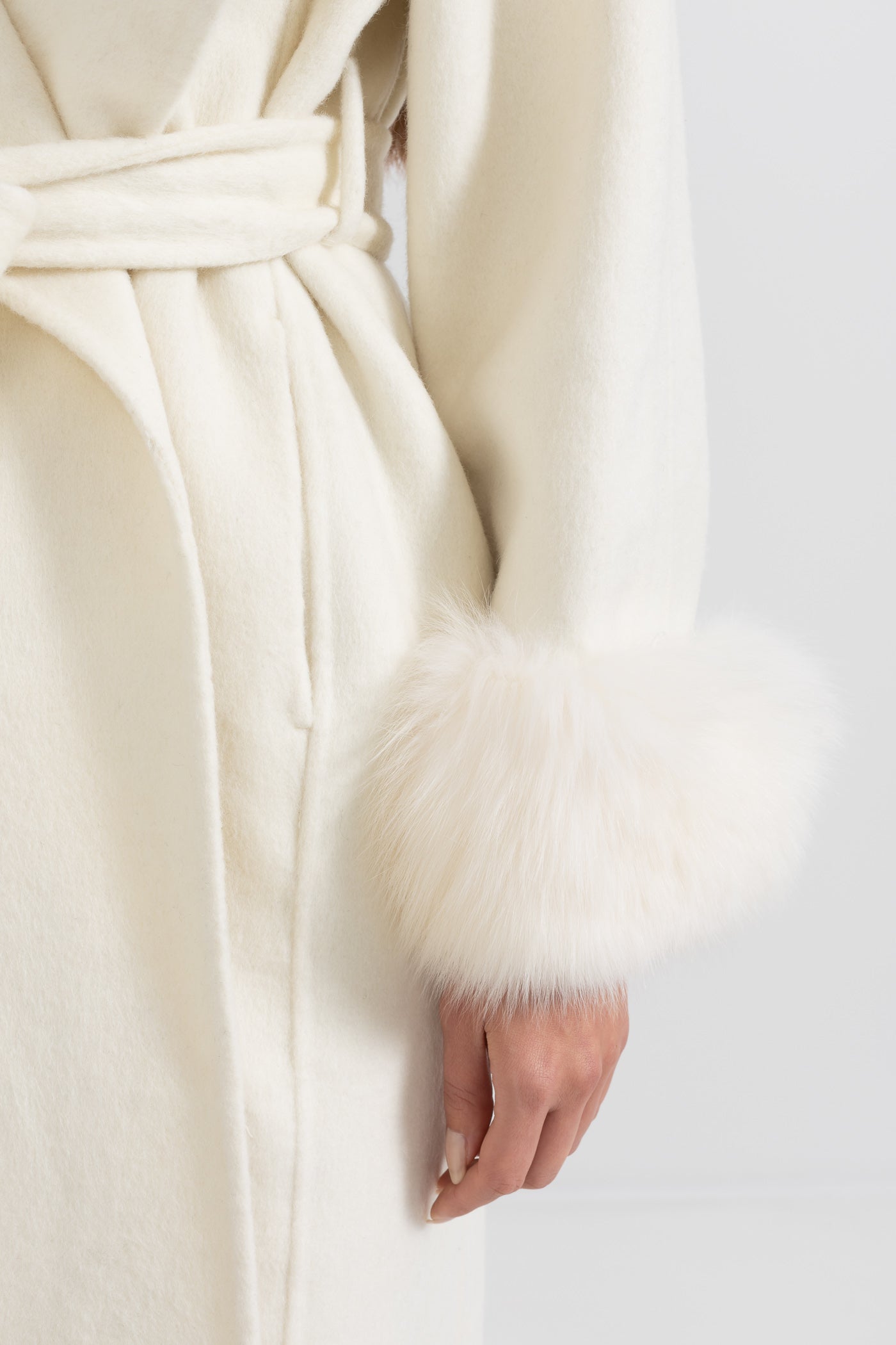 Luxurious Cashmere Long Coat With Fox Fur Cuffs - Ivoire