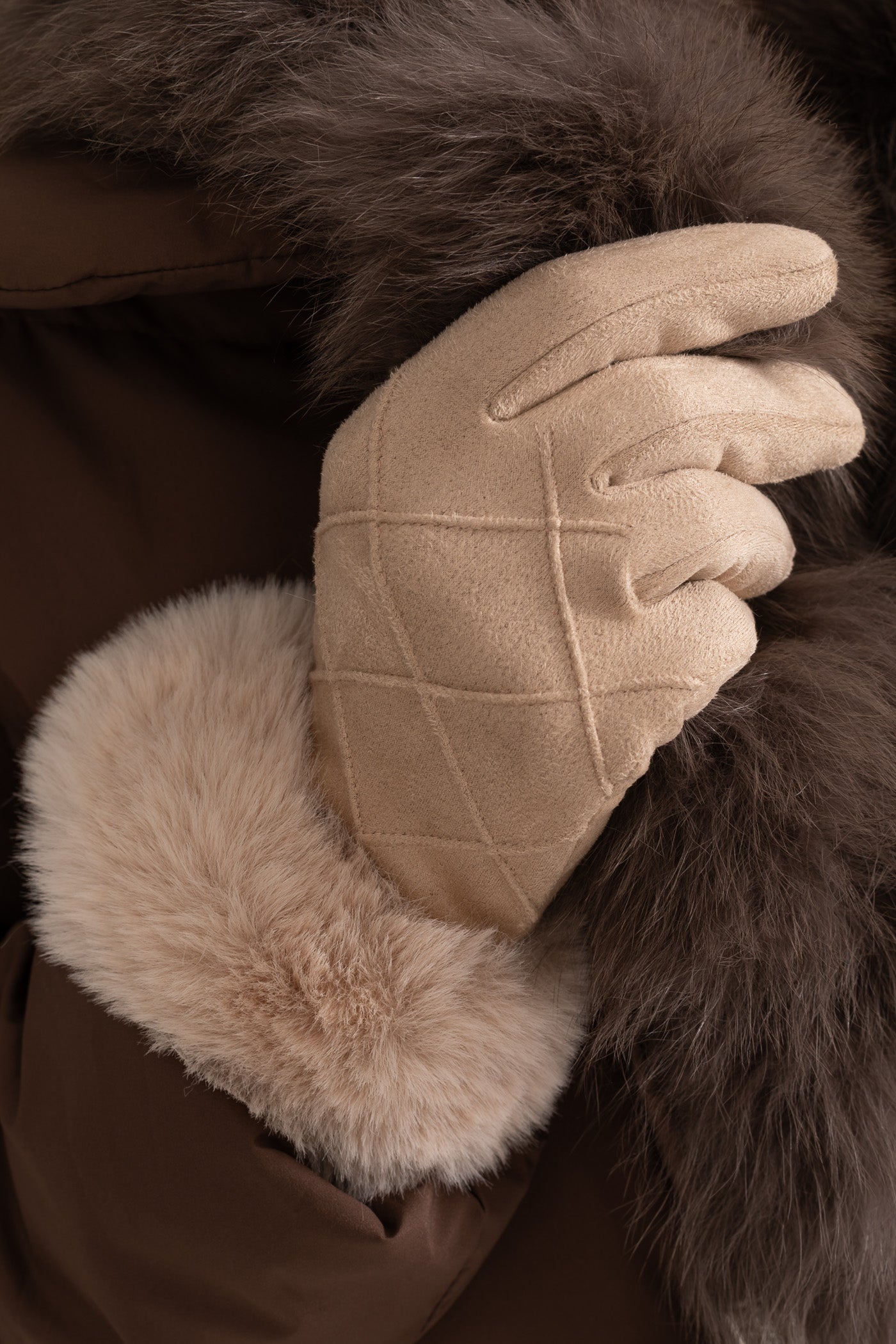 Suede Quilted Gloves With Fur - Beige