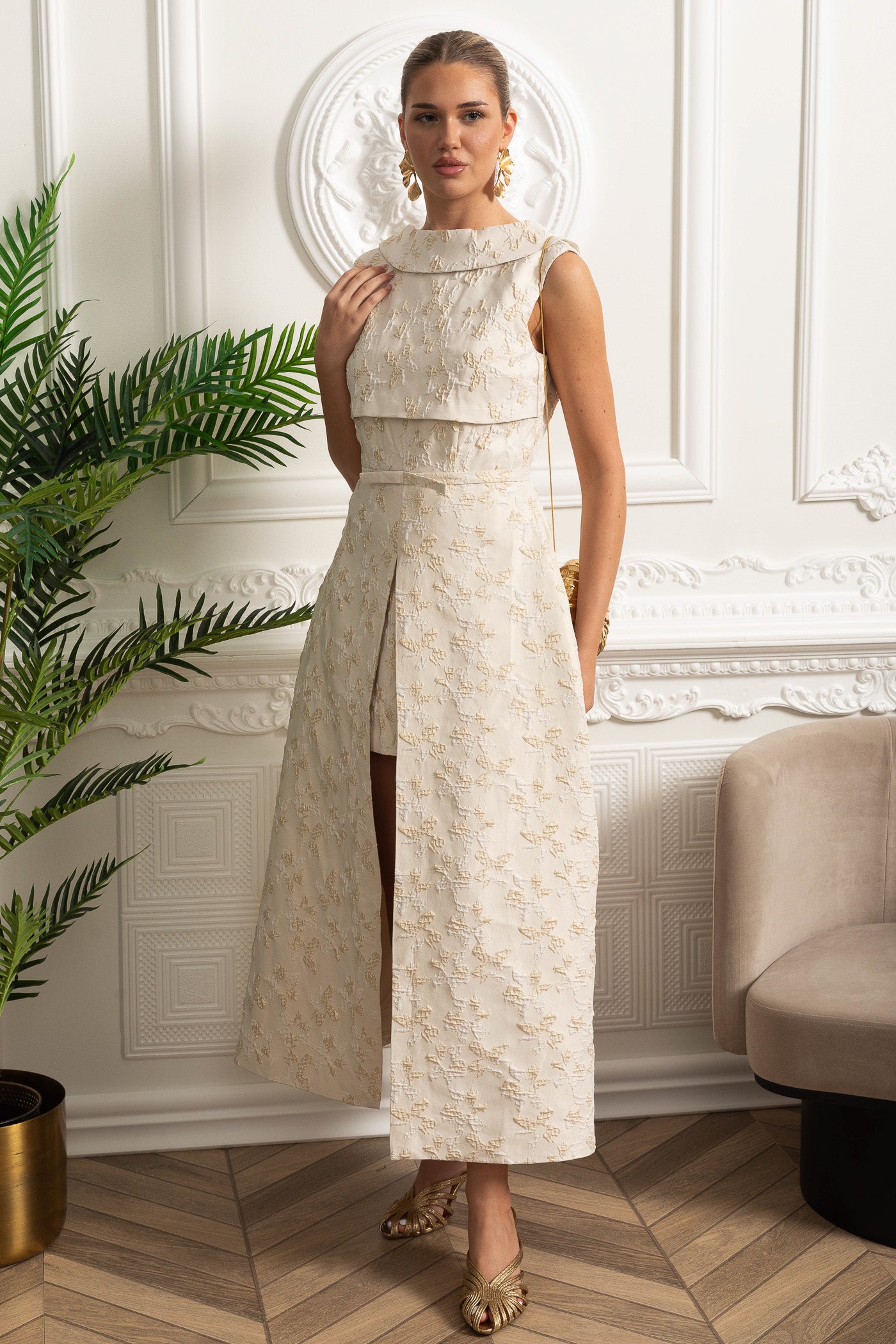 Floral Embroidered Sleeveless Dress With High Neckline And Front Slit - Ivoire