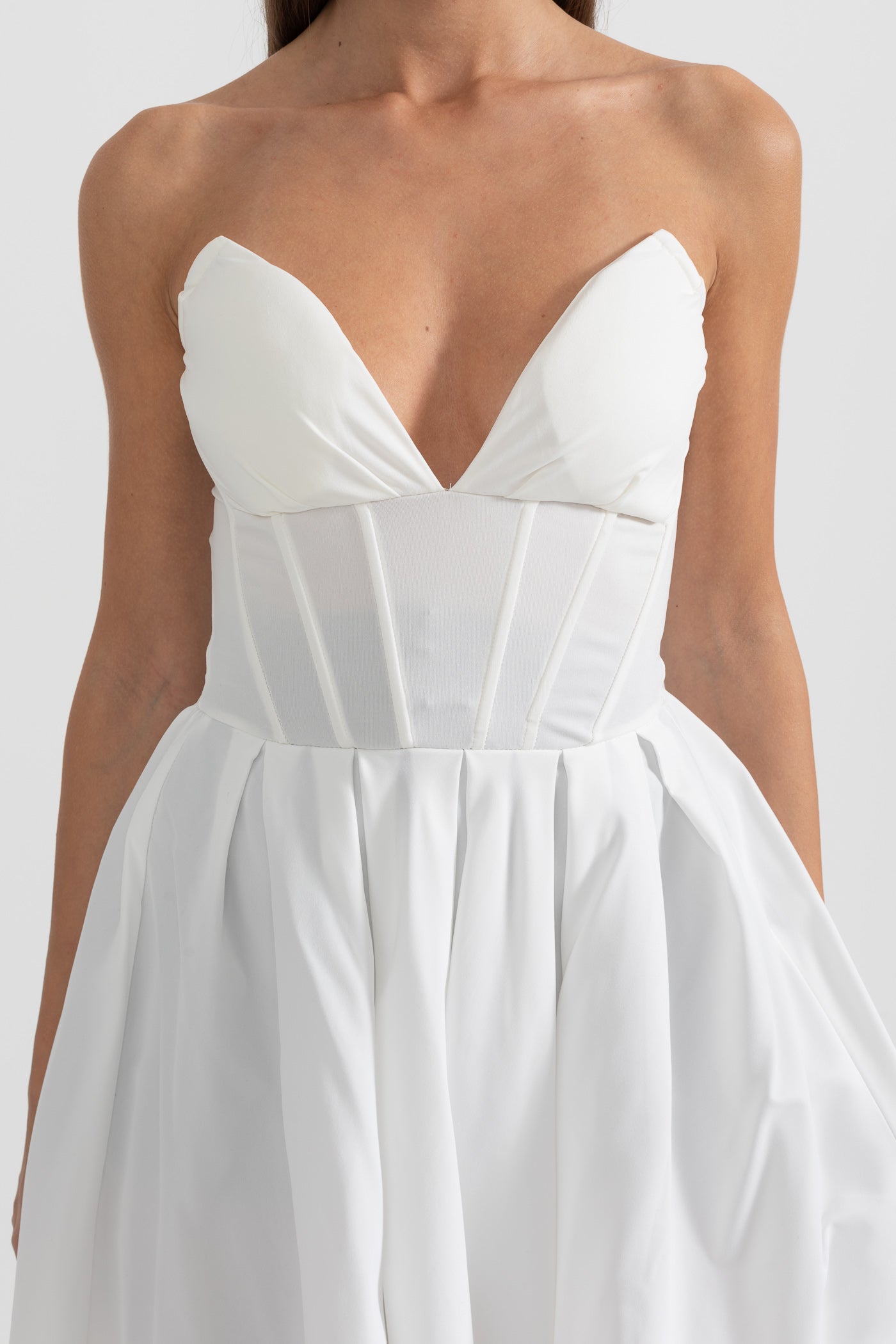 Sophisticated Strapless Midi Dress with Fitted Bodice - White