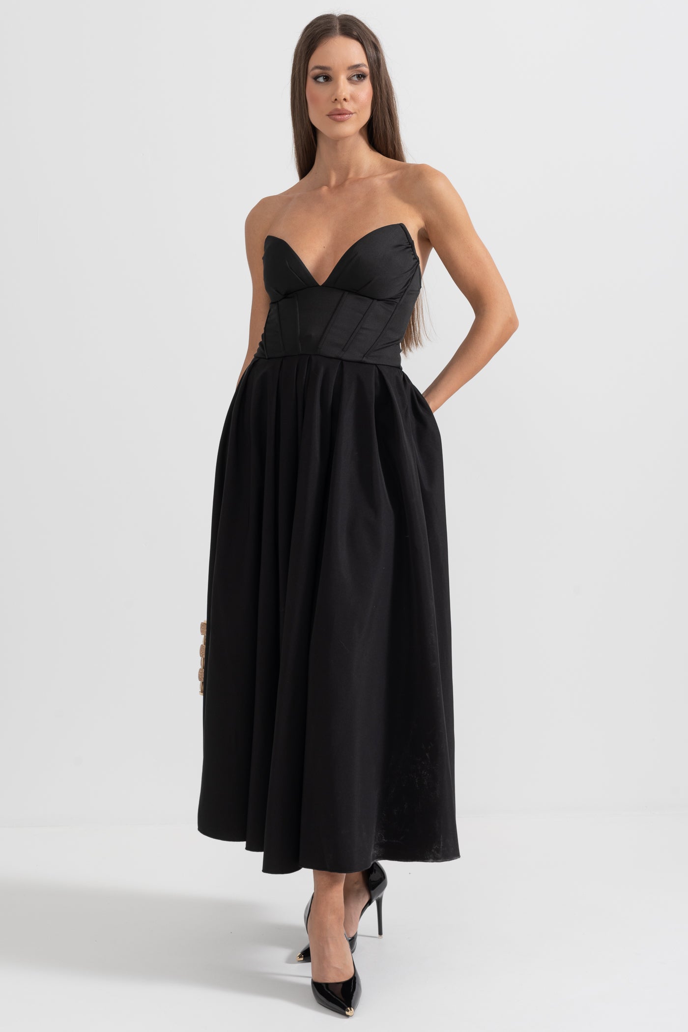 Sophisticated Strapless Midi Dress with Fitted Bodice - Black