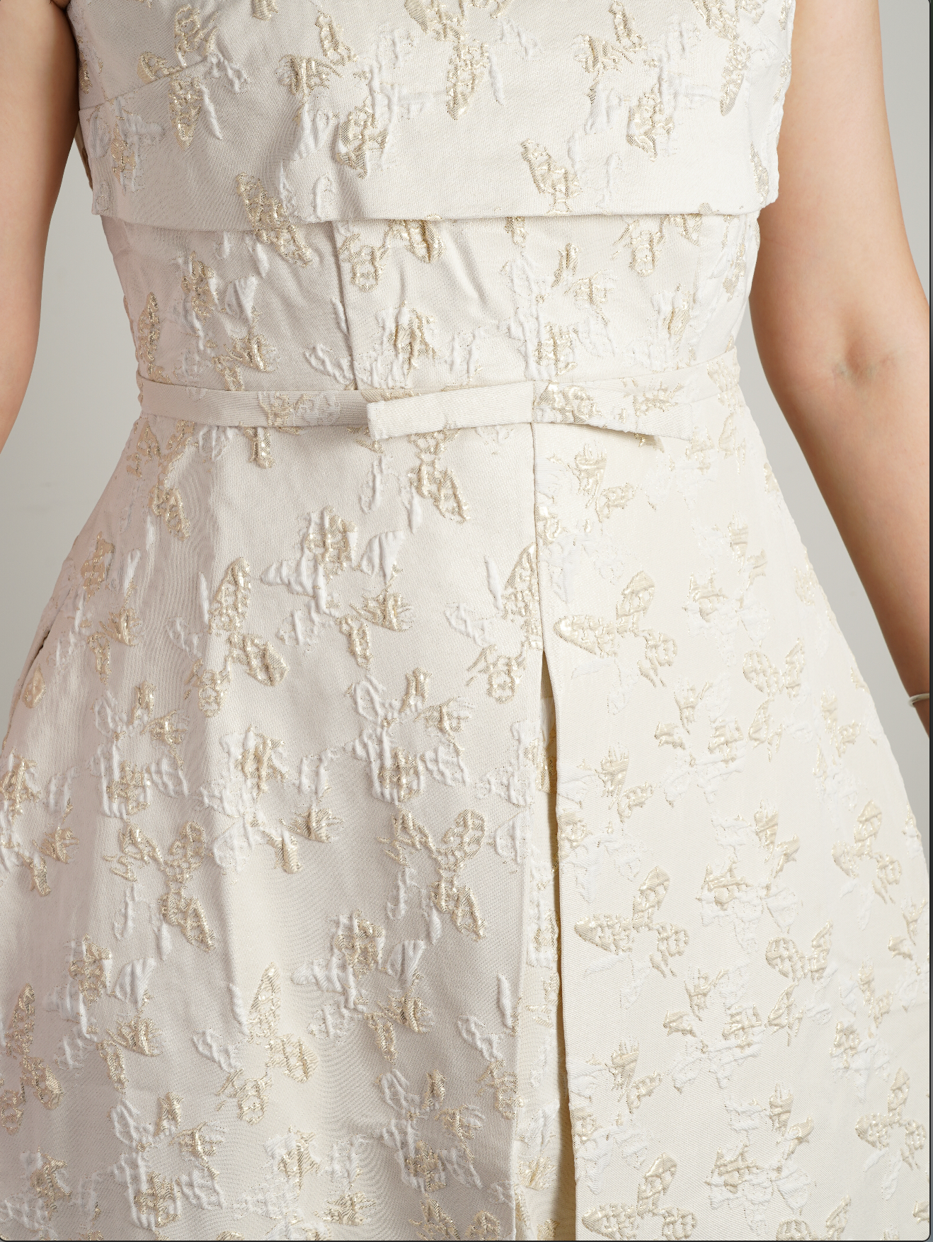 Floral Embroidered Sleeveless Dress With High Neckline And Front Slit - Ivoire