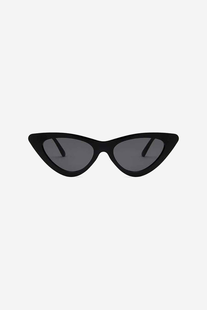 Sharp Cat-Eye Sunglasses with Sleek Frame Design – Black