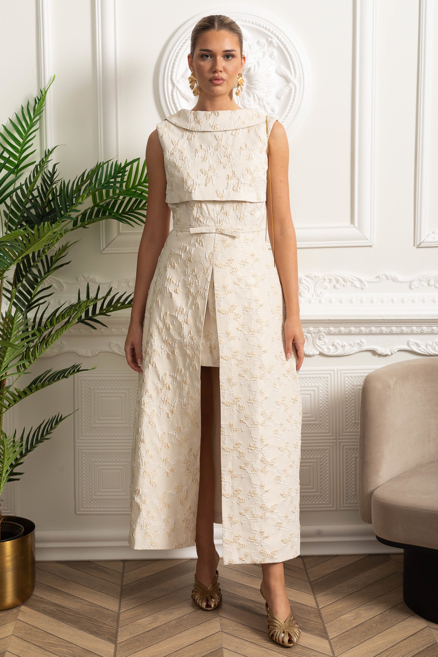 Floral Embroidered Sleeveless Dress With High Neckline And Front Slit - Ivoire