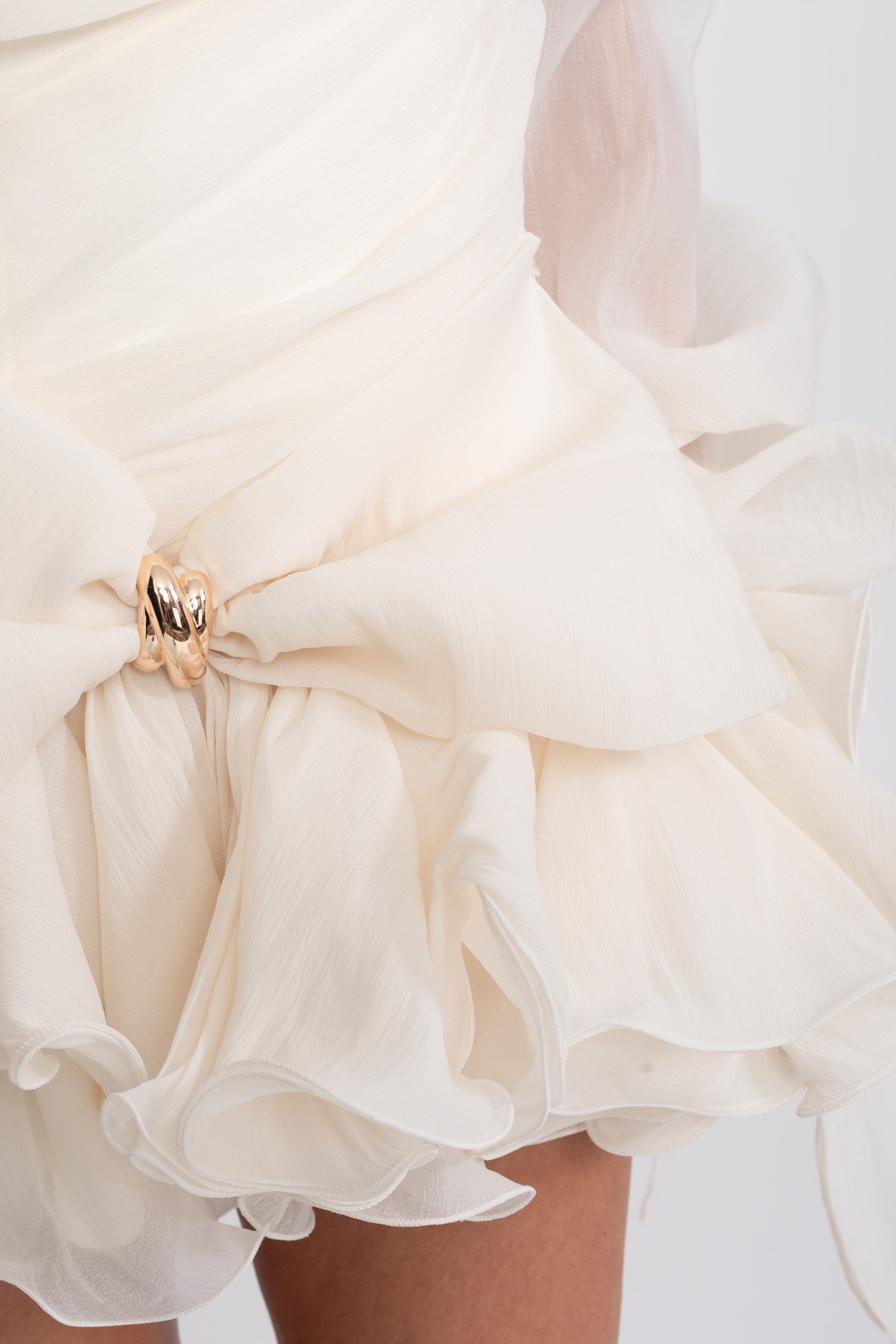 Off-Shoulder Bow Ruffle Mini Dress With Gold Buckle - Ivoire